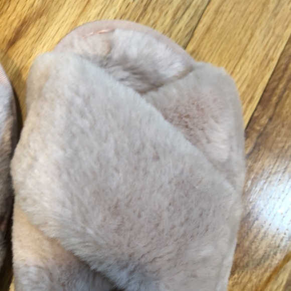 Pink fluffy cross cross strap slippers and black fluffy black cross slippers - Picture 5 of 11